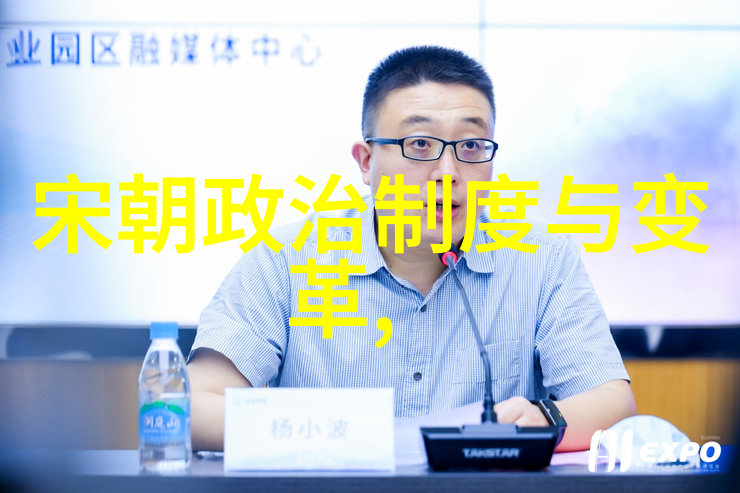 他究竟在夜色中找到什么才能让他的眼神闪烁着前所未有的光芒