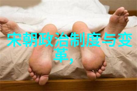 女人啃食巨大鸟类的奇异画面
